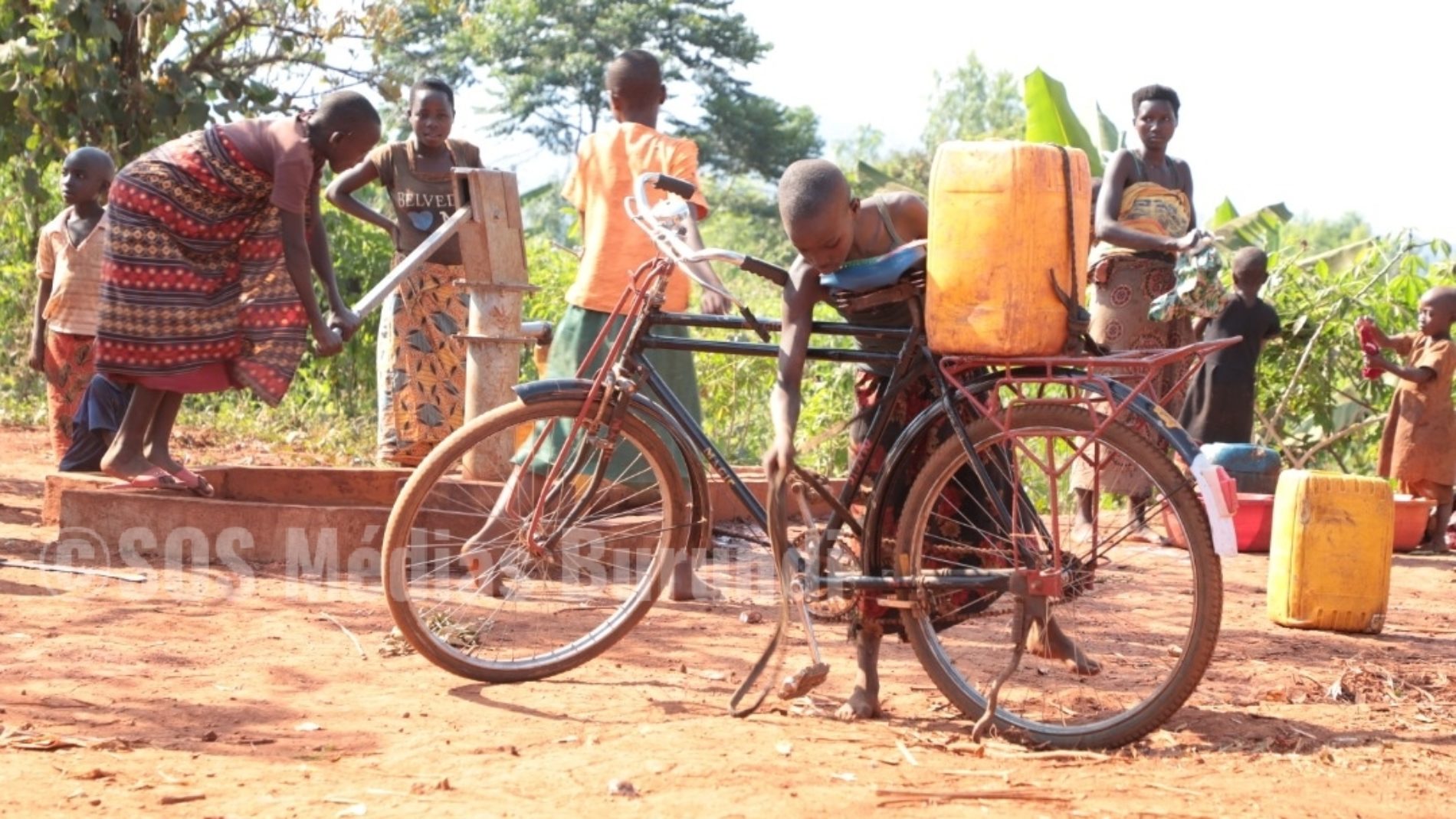 PHOTO de la semaine – Rutana  : une petite fille attend son tour pour remplir son bidon d&rsquo;eau sur une borne fontaine
