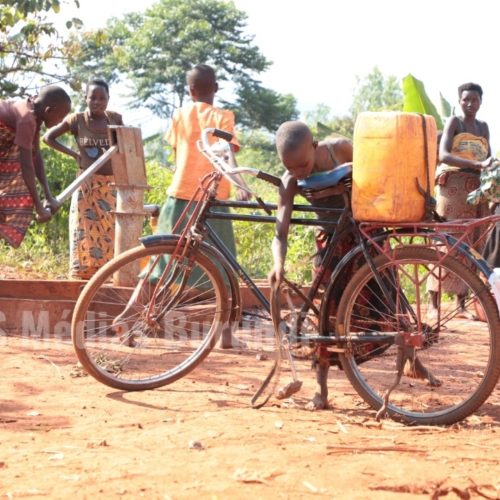 PHOTO de la semaine – Rutana  : une petite fille attend son tour pour remplir son bidon d&rsquo;eau sur une borne fontaine
