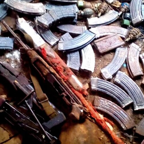 Deux kalashnikov découverts à Ngagara, une personne arrêtée