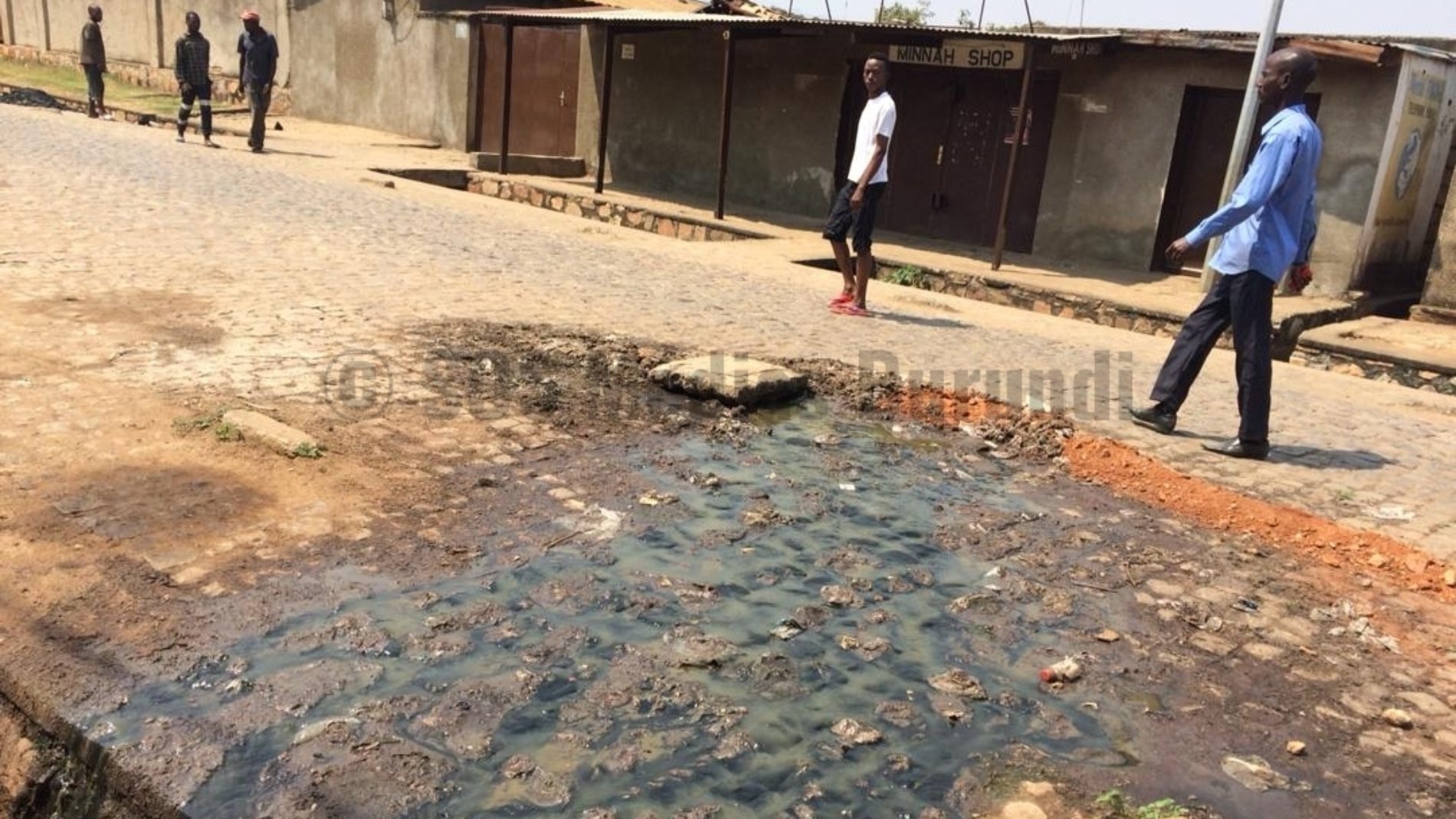 Bujumbura : Des regards remplis d’excréments humains bloquent une partie de la zone de Bwiza