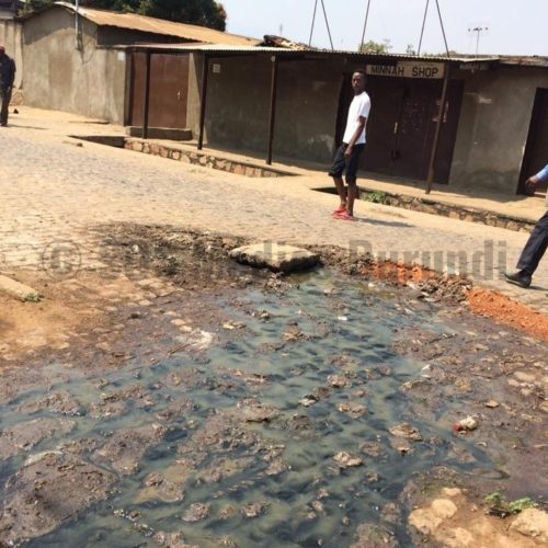 Bujumbura : Des regards remplis d’excréments humains bloquent une partie de la zone de Bwiza