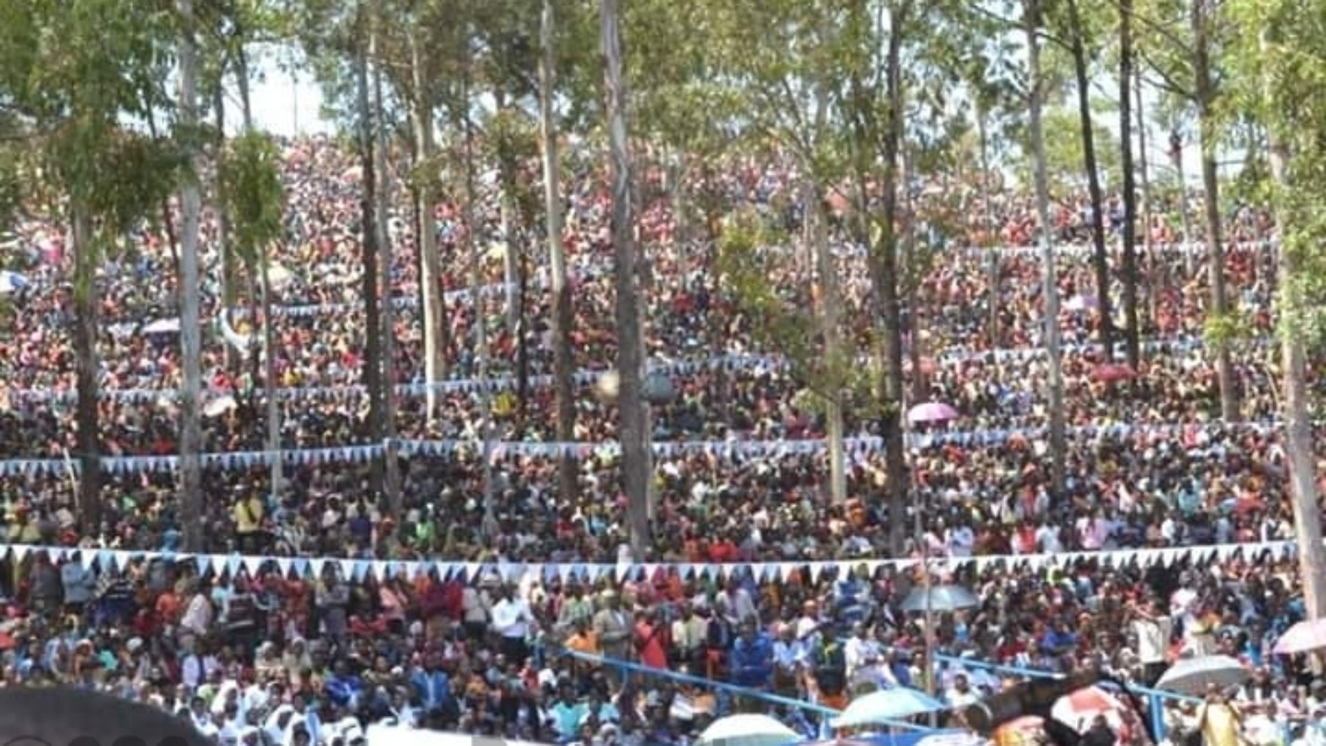 PHOTO DE LA SEMAINE – Des milliers de catholiques rassemblés au sanctuaire Mugera