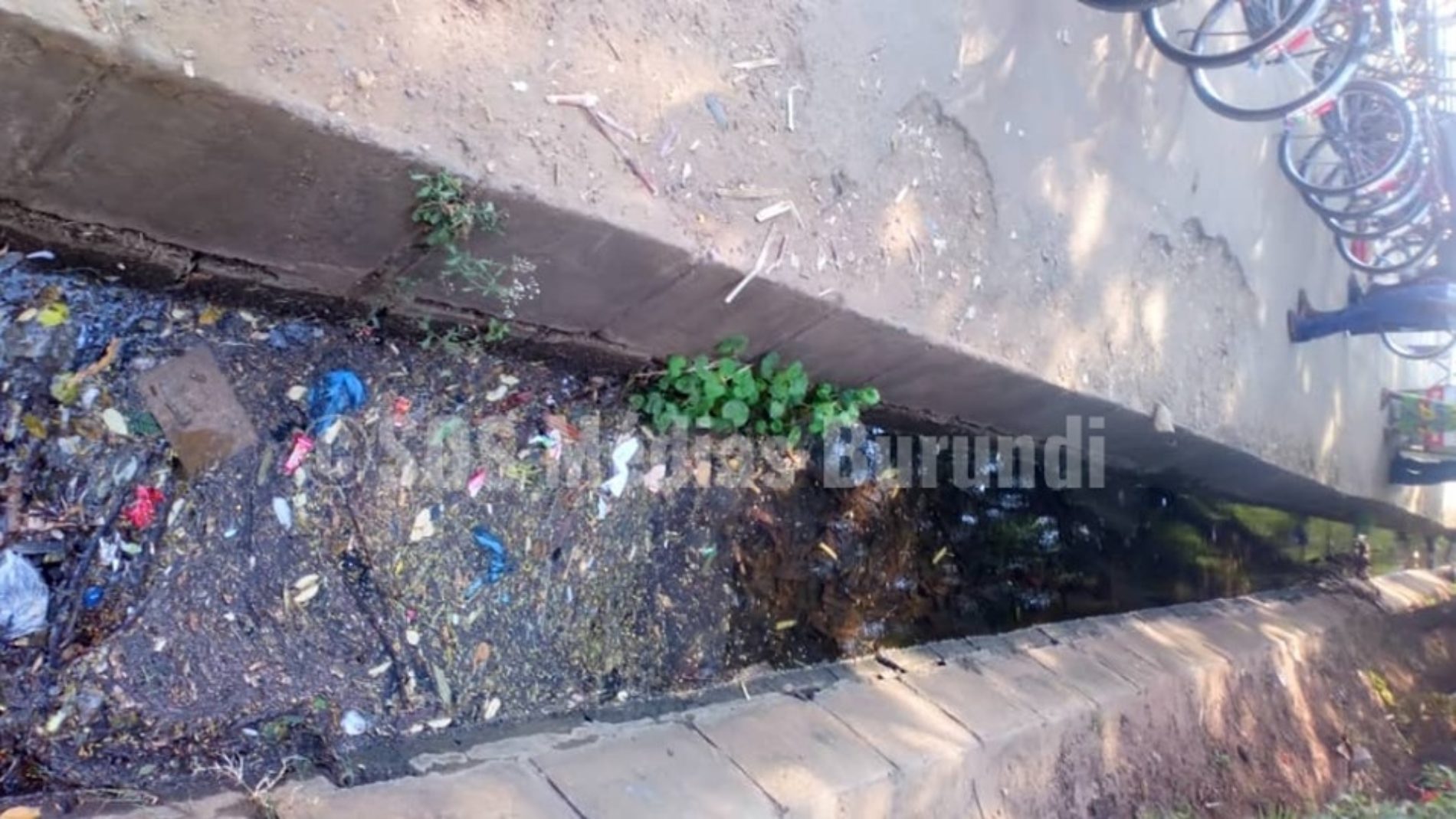 Bujumbura : Des eaux stagnantes dans un caniveau du centre-ville inquiètent