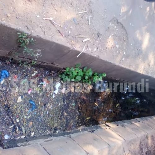 Bujumbura : Des eaux stagnantes dans un caniveau du centre-ville inquiètent