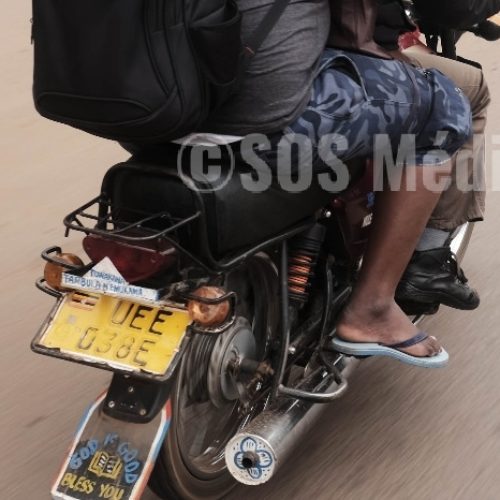 Kampala: le transport  à moto, un des métiers faits par des jeunes réfugiés burundais