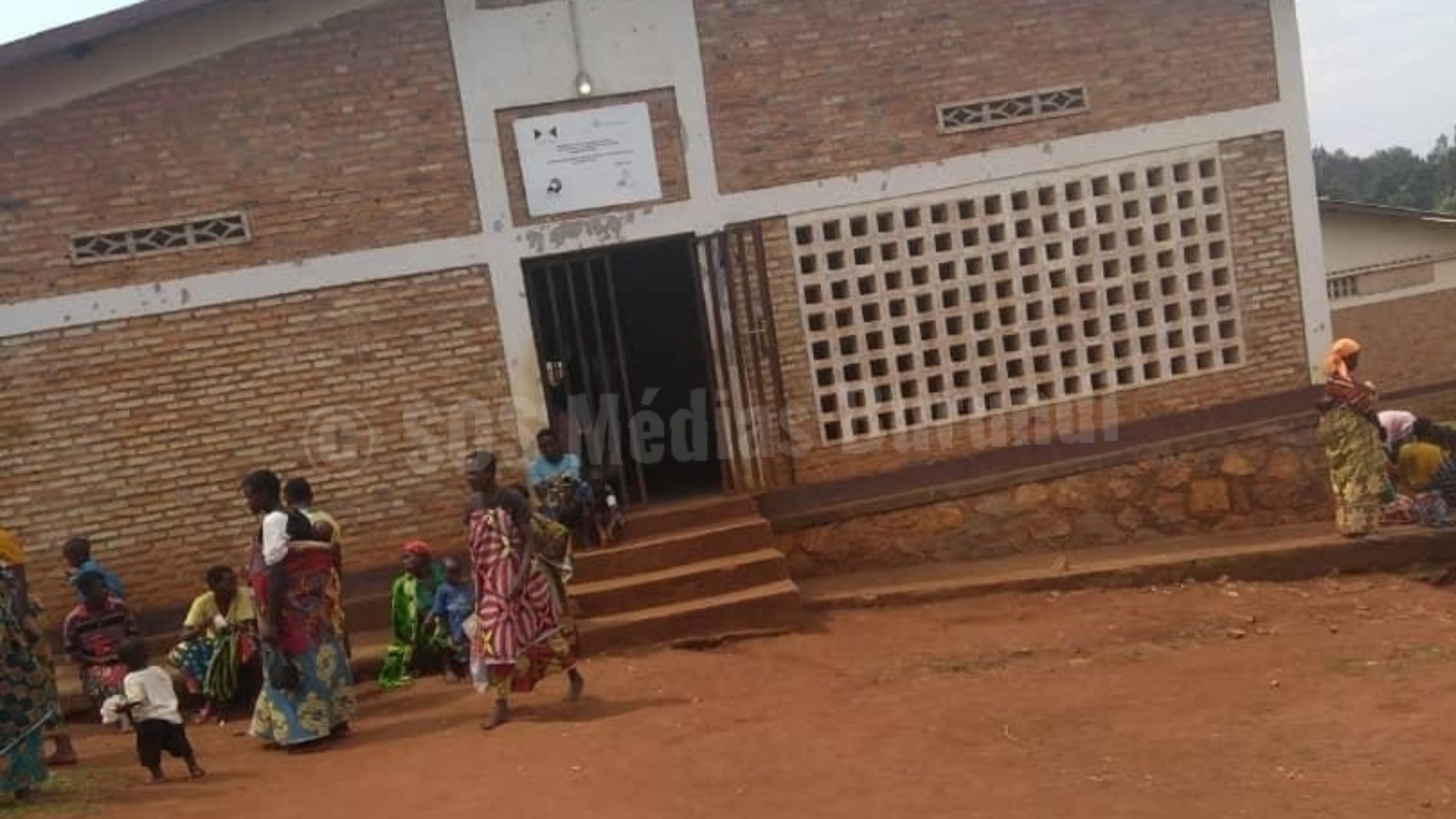 Ntega(Kirundo, nord du pays ):  suite au  manque d&rsquo;eau, les patients du centre de santé de Murungurira contraints d’apporter de l’eau avant toute consultation
