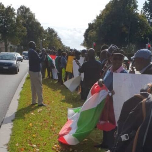PHOTO DE LA SEMAINE – Bruxelles (Belgique) : des Burundais demandent à la Tanzanie de ne pas refouler leurs compatriotes