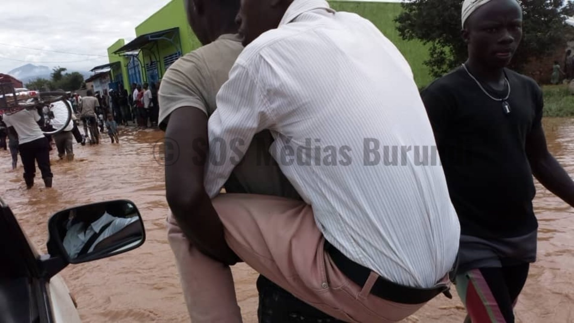 Photo de la semaine : Un homme porté sur le dos pour traverser une avenue pleine de boue