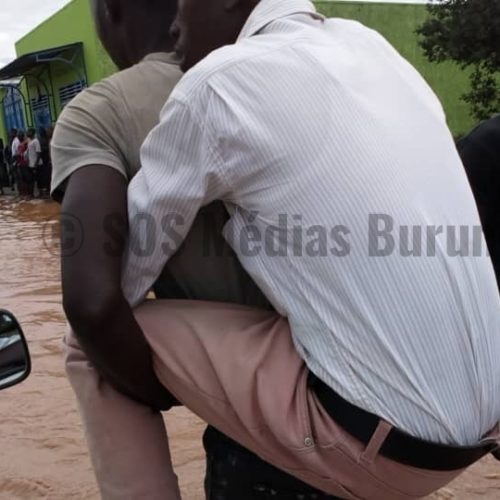 Photo de la semaine : Un homme porté sur le dos pour traverser une avenue pleine de boue