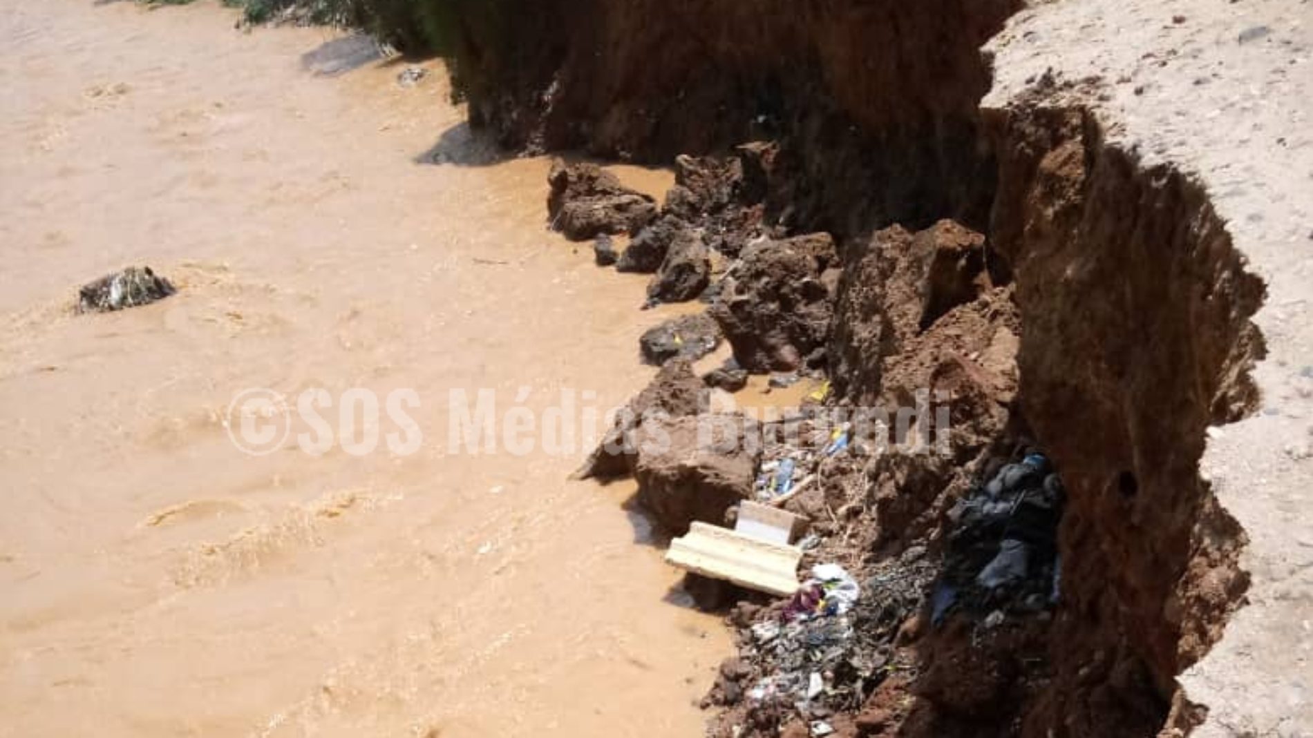 La rivière Ntahangwa menace un pont  à Buyenzi (Bujumbura)