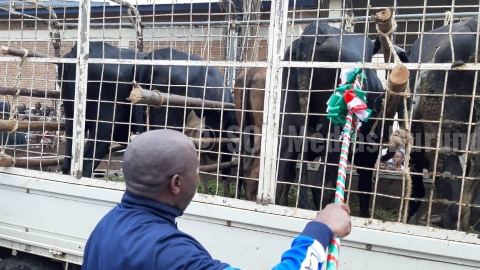 Photo de la semaine : le candidat présidentiel du CNDD-FDD a reçu des dons à Rumonge