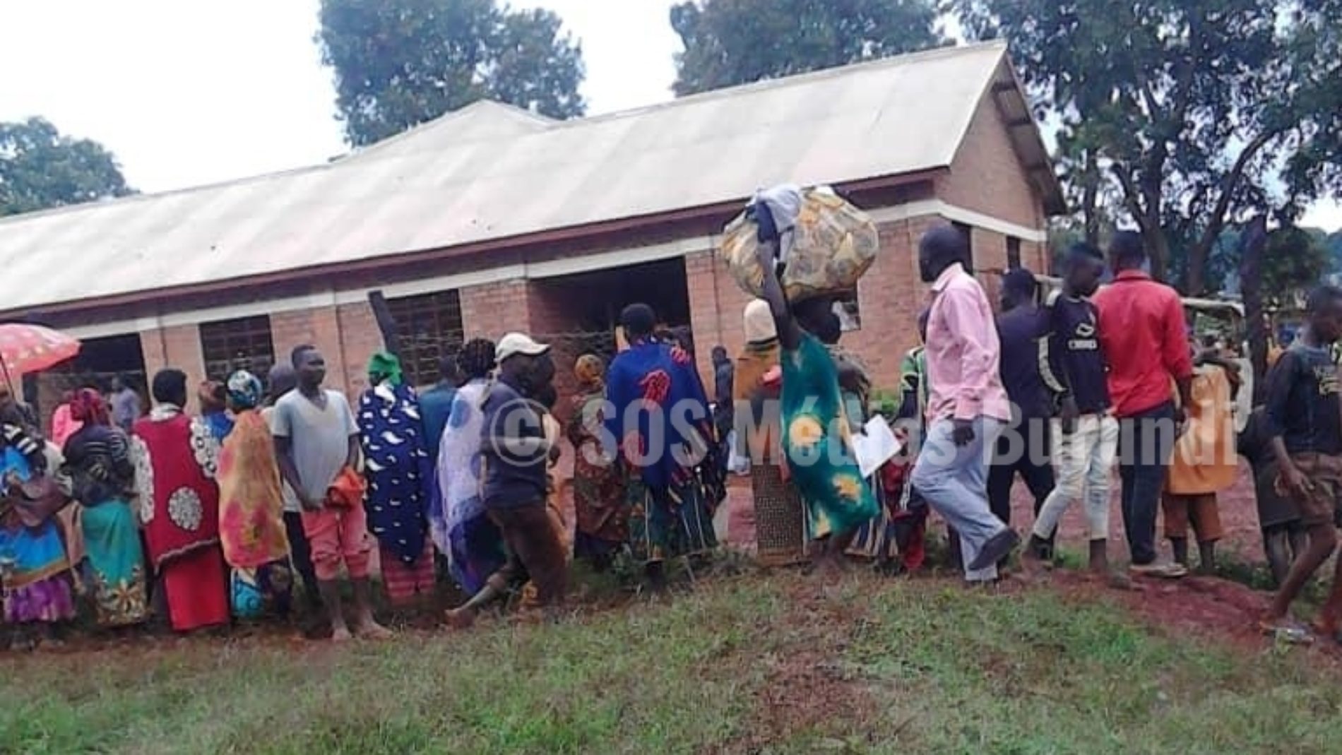 Distribution de vêtements aux réfugiés burundais du camp de Mtendeli