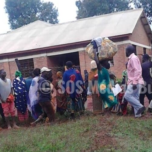 Distribution de vêtements aux réfugiés burundais du camp de Mtendeli
