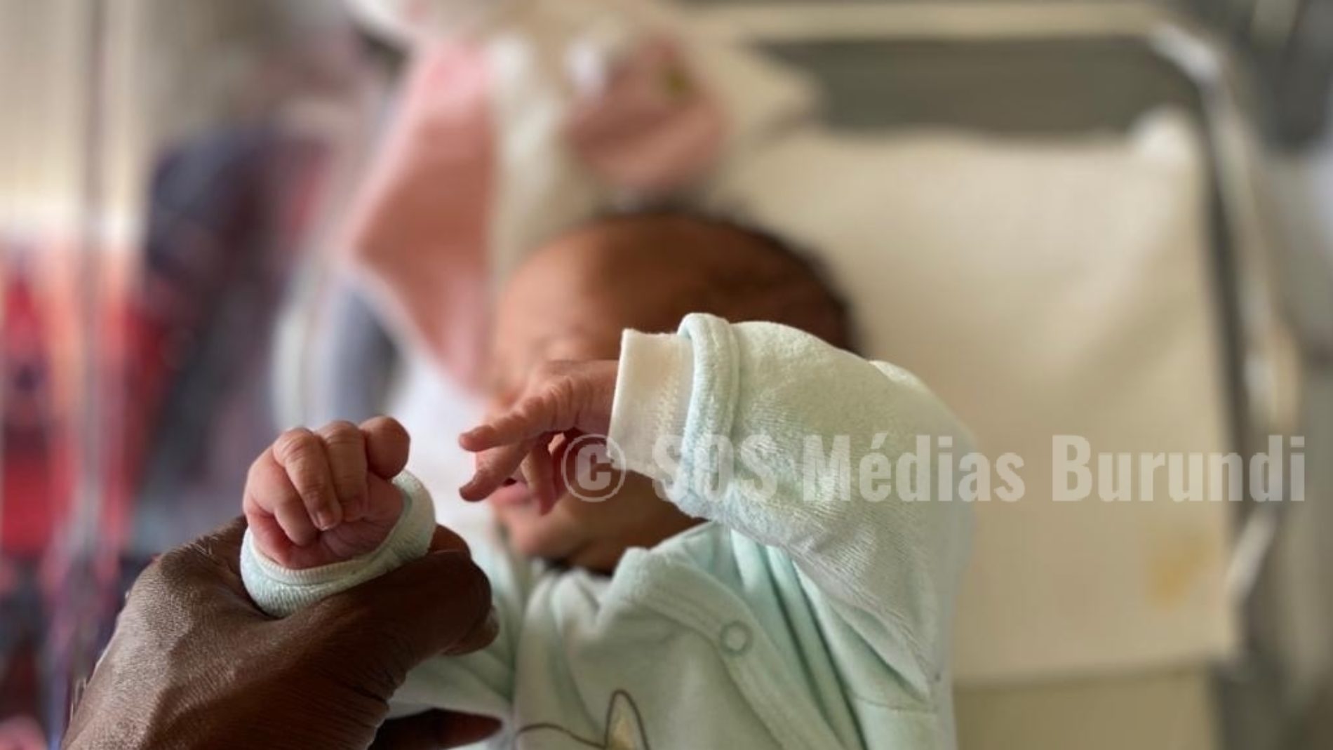 Photo de la semaine : un bébé sauvé après la mort de sa maman dans un accident
