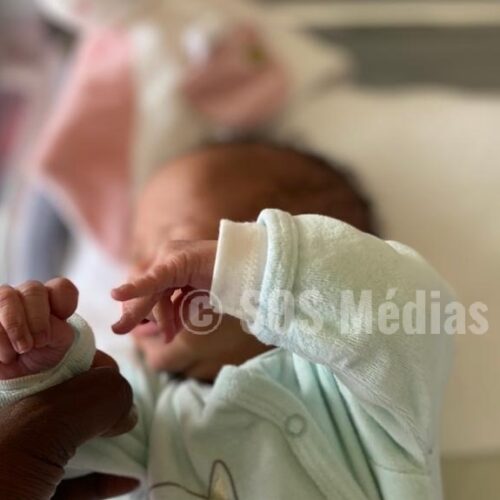 Photo de la semaine : un bébé sauvé après la mort de sa maman dans un accident