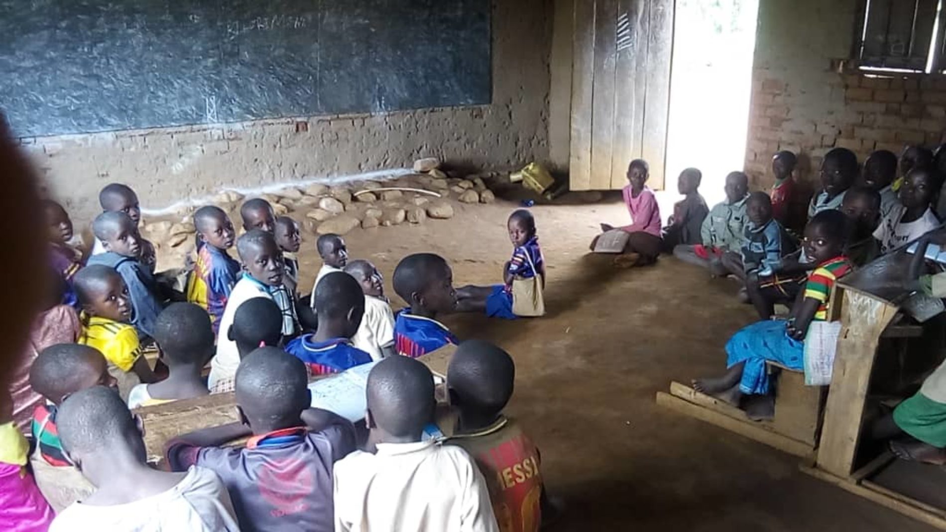 Des écoliers suivent les cours à même le sol à Giharo