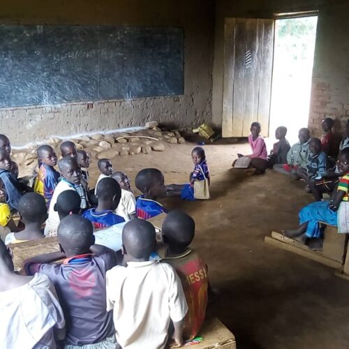 Des écoliers suivent les cours à même le sol à Giharo