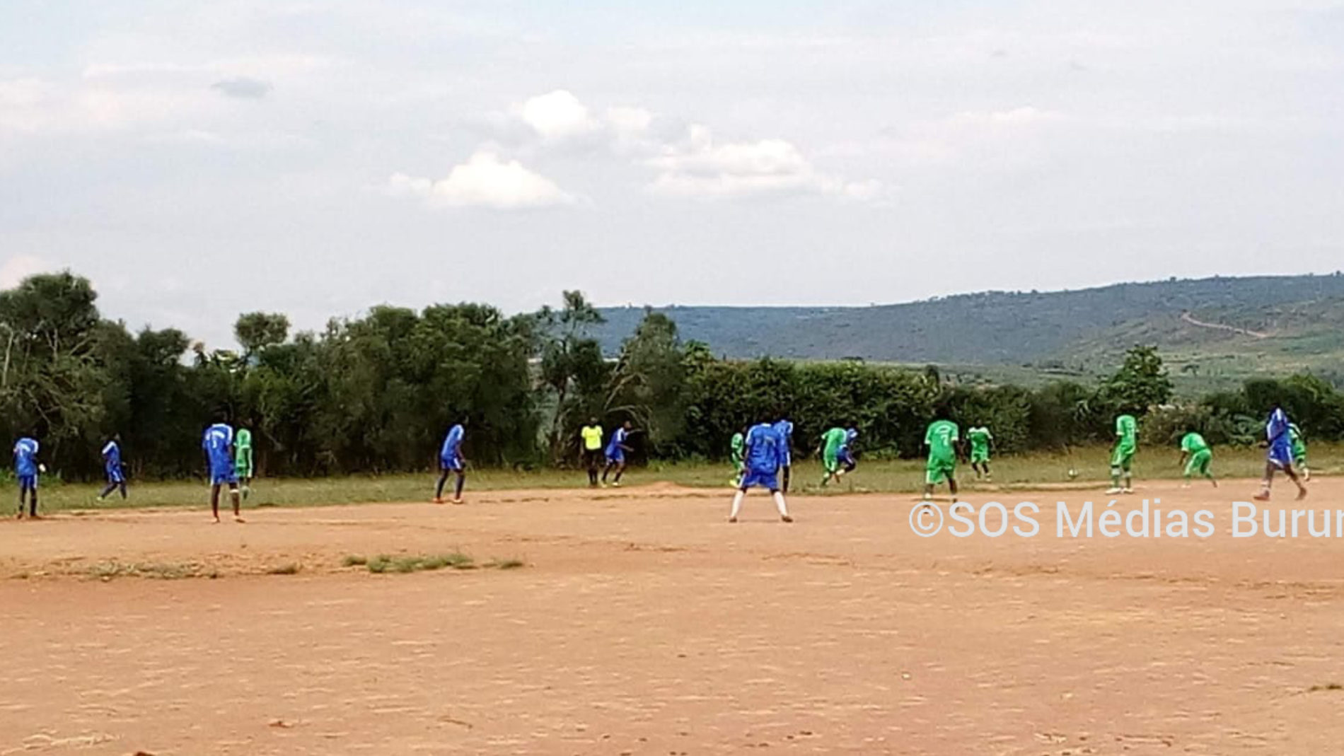 Des réfugiés burundais et congolais choisissent le football pour nouer des relations à Nakivale