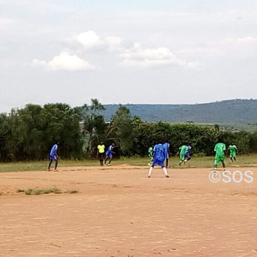 Des réfugiés burundais et congolais choisissent le football pour nouer des relations à Nakivale