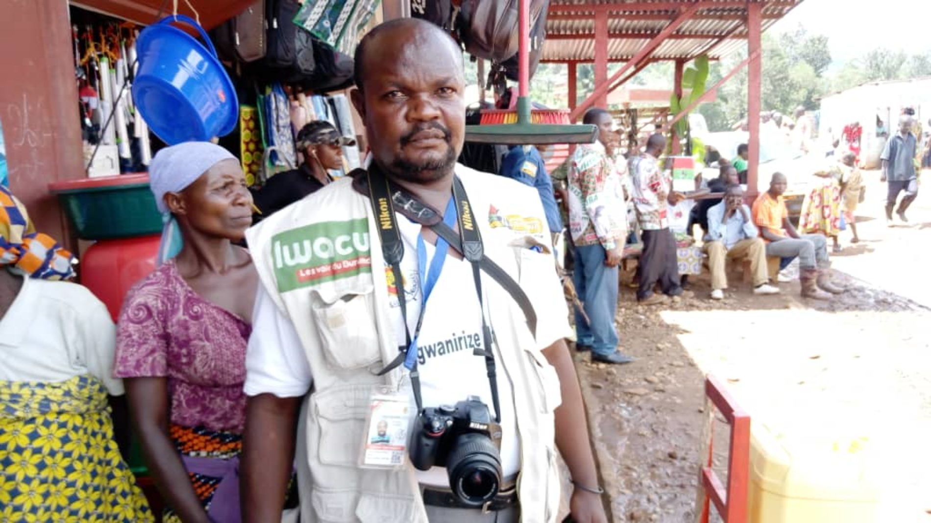 Rugombo : un policier violente un journaliste