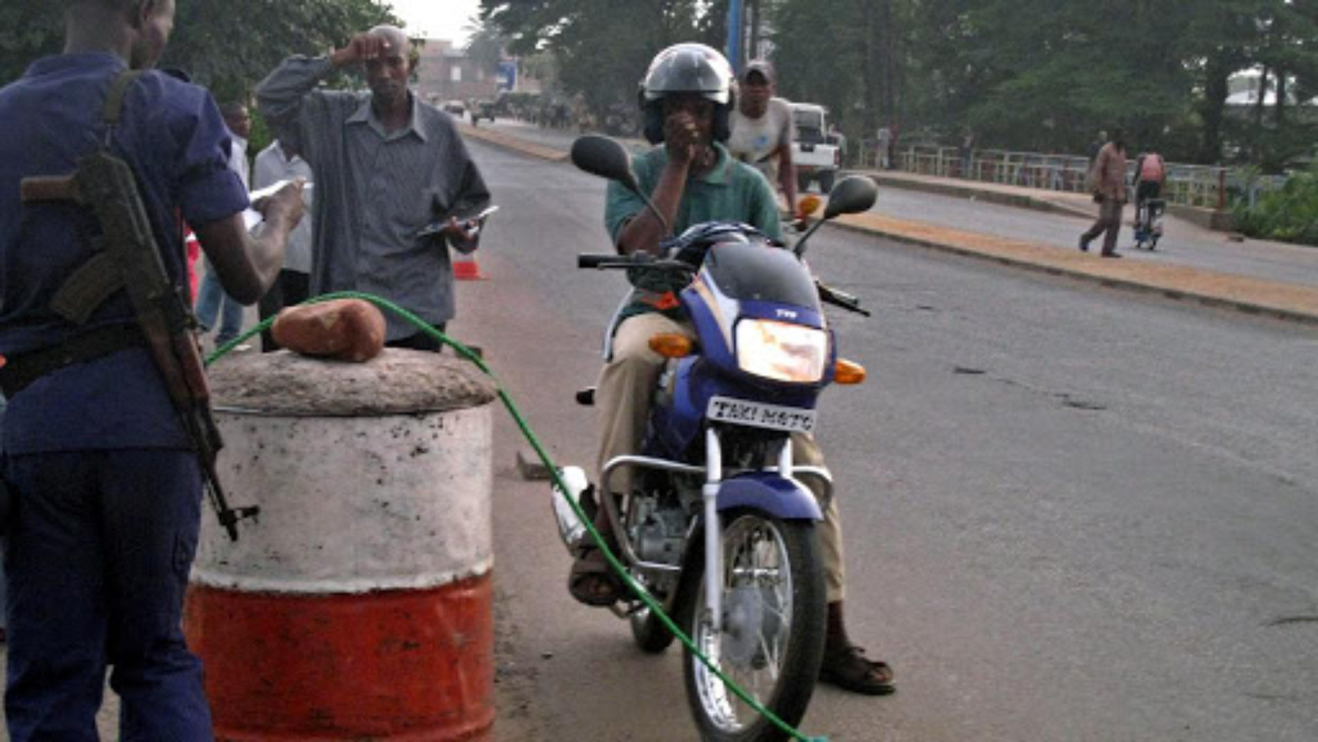 Makamba : un policier menace de mort des motards