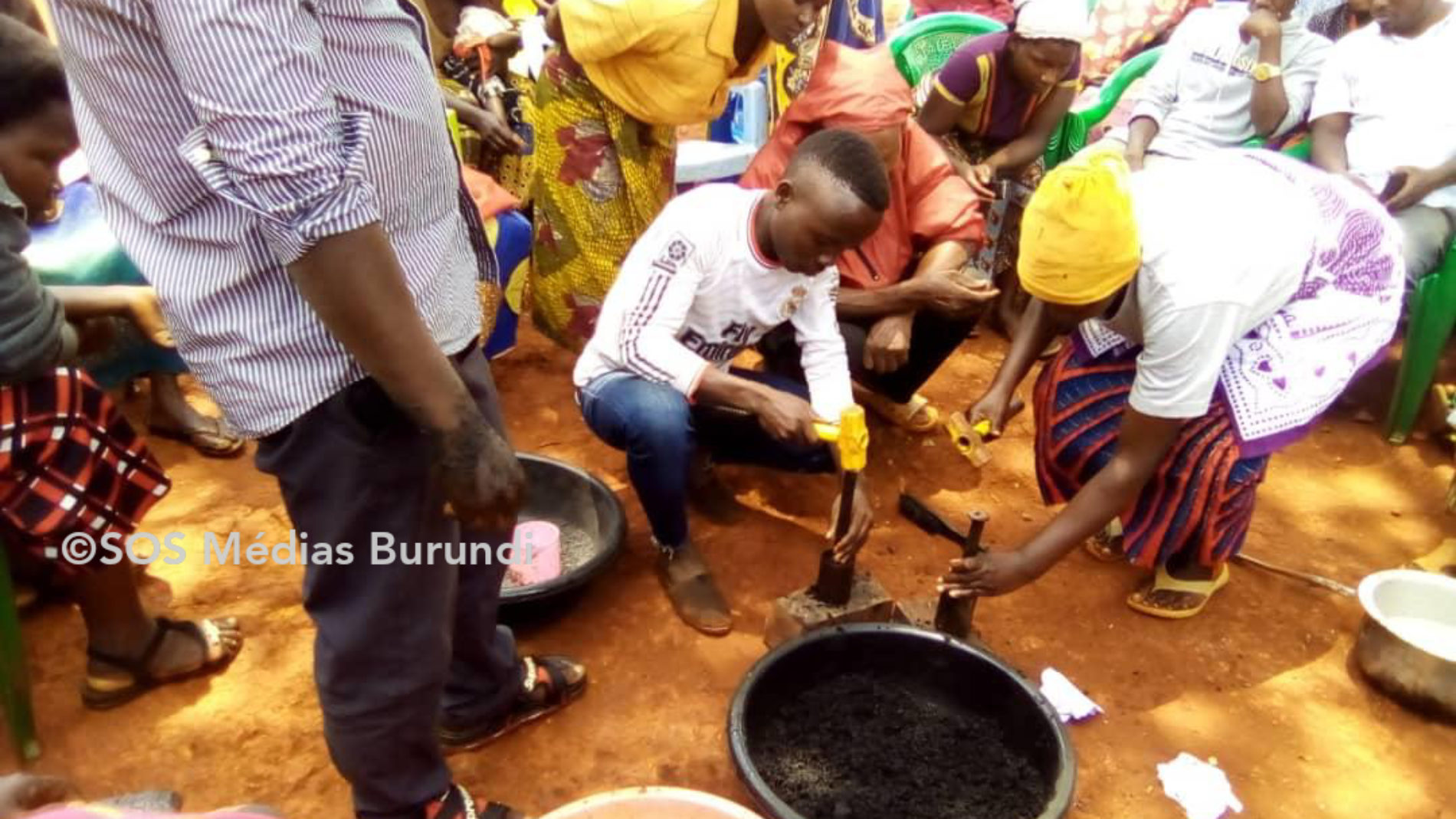 Mtendeli (Tanzanie) : plus de 650 réfugiés ont reçu une formation sur la fabrication des combustibles ménagers
