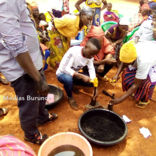 Mtendeli (Tanzanie) : plus de 650 réfugiés ont reçu une formation sur la fabrication des combustibles ménagers