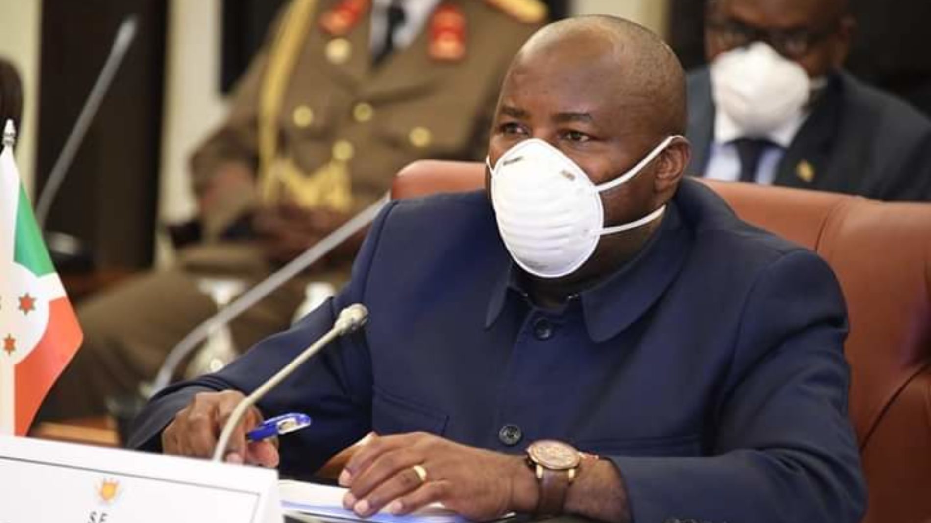 Photo de la semaine : le président burundais a porté un masque durant son voyage en Guinée Équatoriale