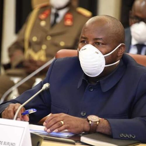 Photo de la semaine : le président burundais a porté un masque durant son voyage en Guinée Équatoriale