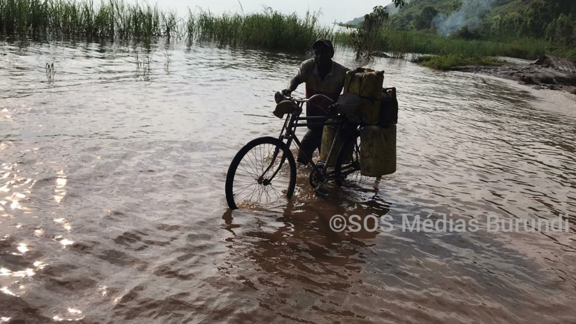 Sud-Kivu : l&rsquo;eau du Tanganyika déborde jusqu&rsquo;à bloquer la route