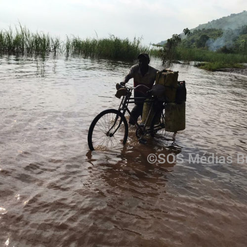 Sud-Kivu : l&rsquo;eau du Tanganyika déborde jusqu&rsquo;à bloquer la route