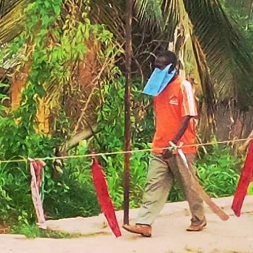 Photo de la semaine : des citoyens recourent à des masques selon leurs moyens