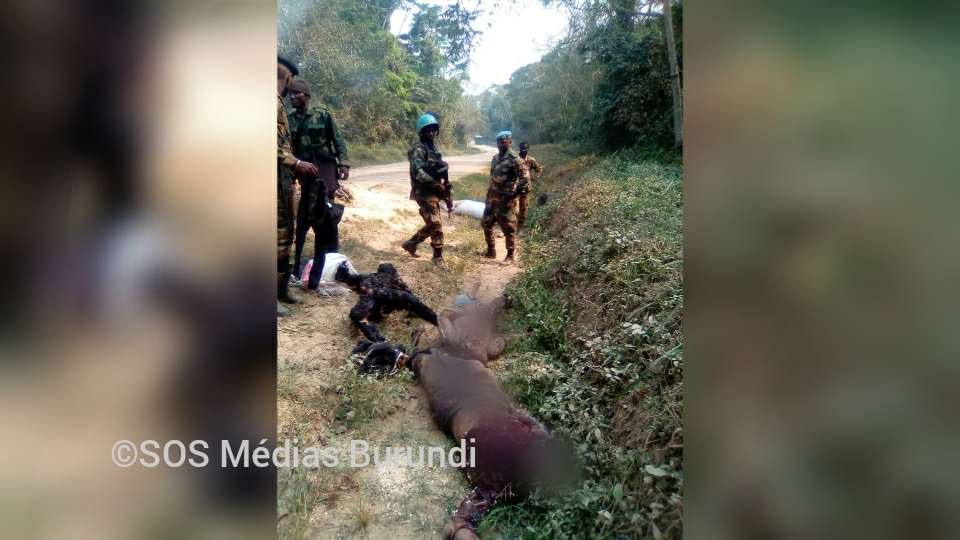 Des militaires congolais et casques bleus de la Monusco sur le lieu de l'attaque