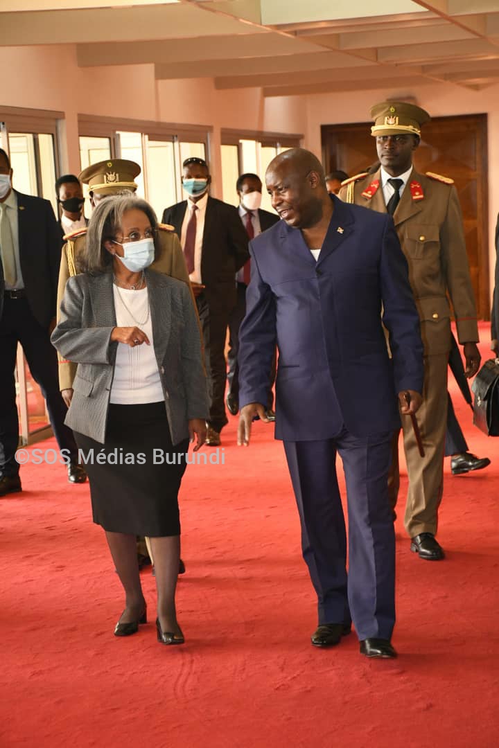 Évariste Ndayishimiye et Sehle-Work Zewde à l'aéroport de Bujumbura