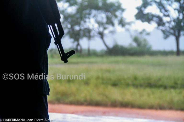 Un homme tient un AK47 à Gitega, la capitale politique du Burundi