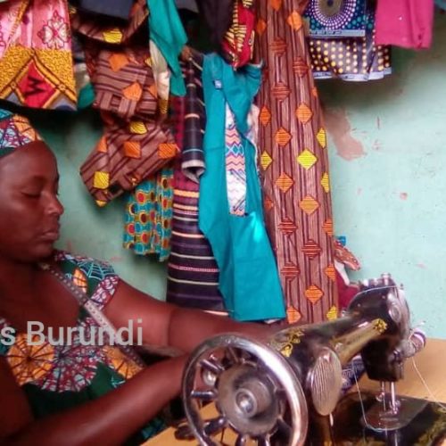 Nakivale (Ouganda) : une réfugiée vivant avec handicap qui fait vivre sa famille