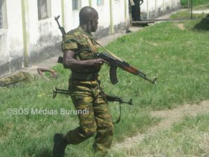Un militaire burundais dans un entraînement