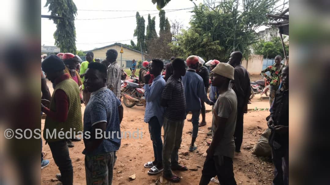 Des Burundais près de l'immigration
