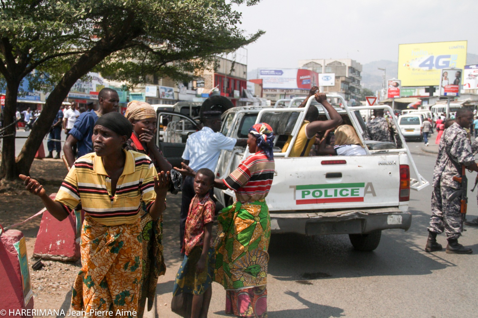 Des commerçantes ambulantes dépouillées de leurs articles par la police dans une rue de Bujumbura