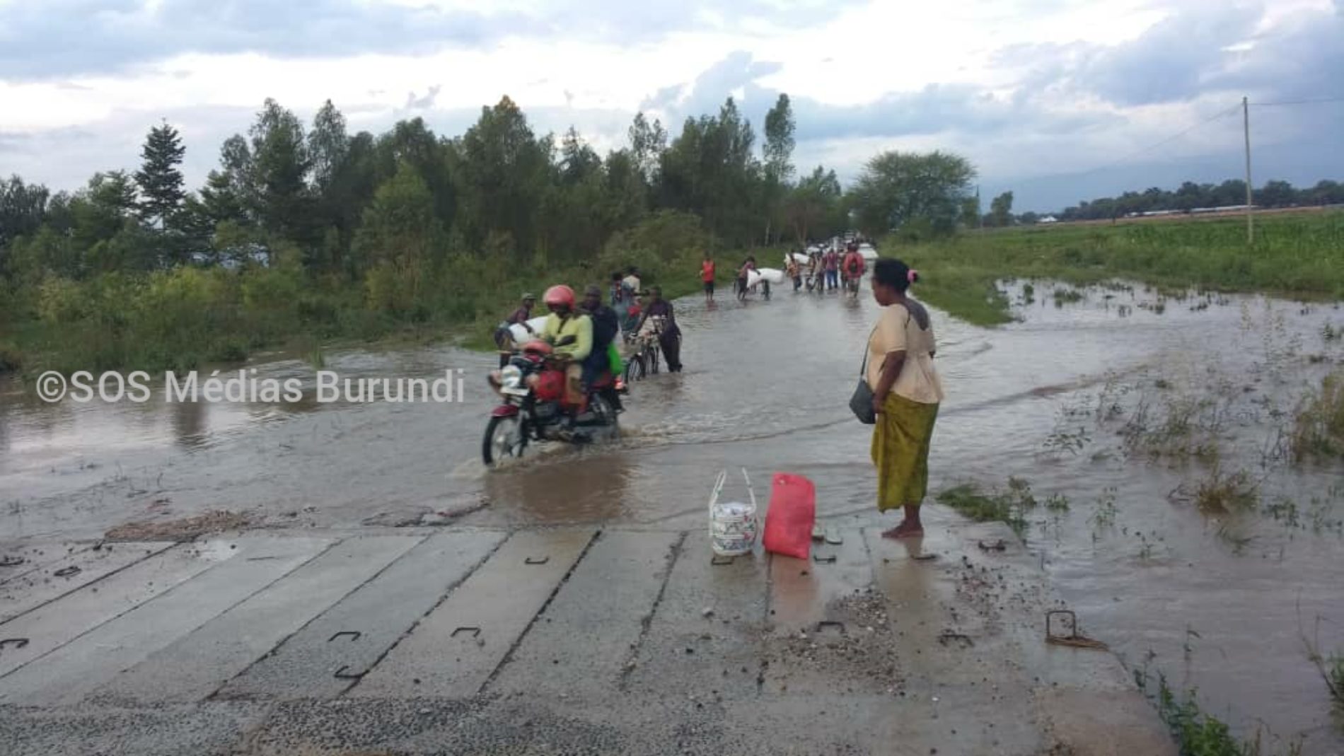 Gihanga : la rivière Kajeke coupe la route reliant la commune à la route nationale RN5