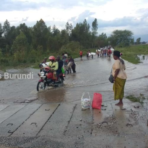 Gihanga : la rivière Kajeke coupe la route reliant la commune à la route nationale RN5