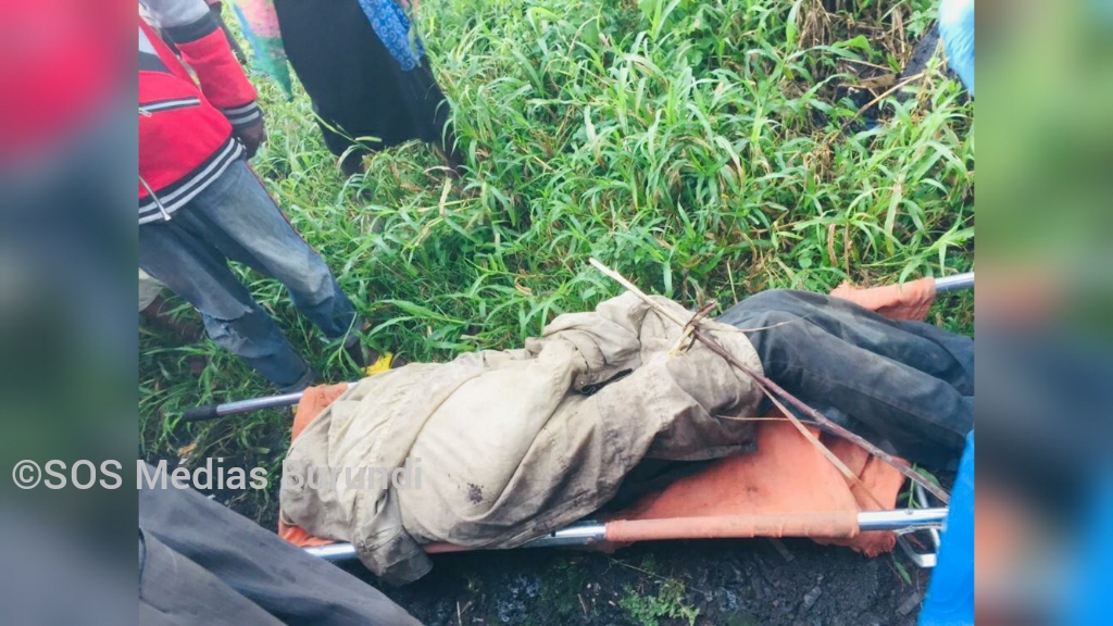 Transport sur une civière d'un mort asphyxié