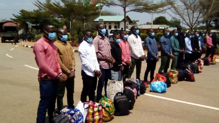 Les 19 anciens rebelles à la frontière commune de Gasenyi-Nemba