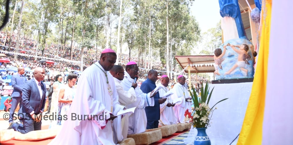 Le président Évariste Ndayishimiye, la première dame et d'autres hautes autorités avec les évêques catholiques se prosternent devant une statue de la vierge Marie