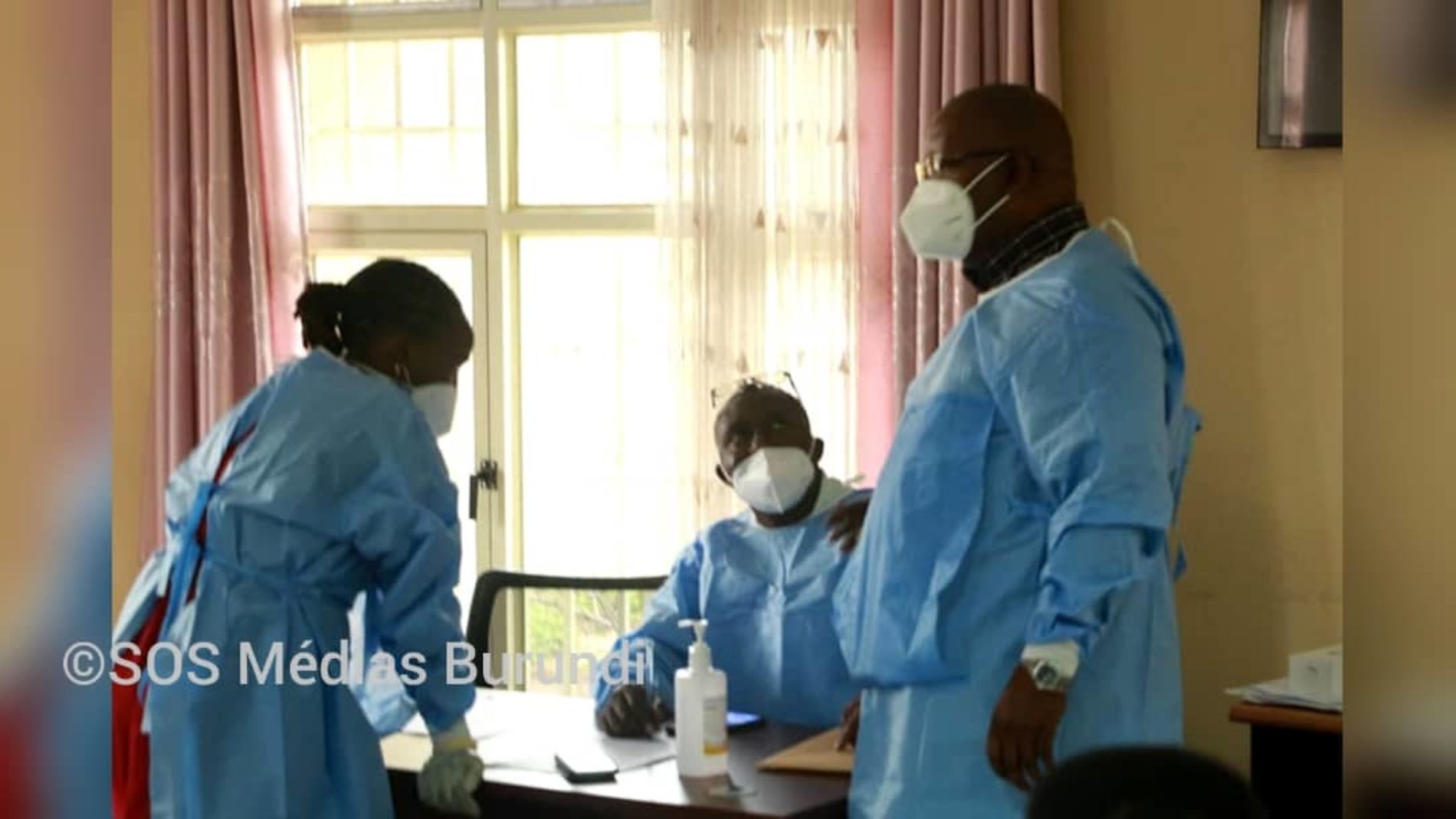Covid-19 : les premières personnes vaccinées au Burundi mais les autorités fustigent le vaccin et ne lancent pas la campagne