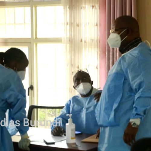 Covid-19 : les premières personnes vaccinées au Burundi mais les autorités fustigent le vaccin et ne lancent pas la campagne