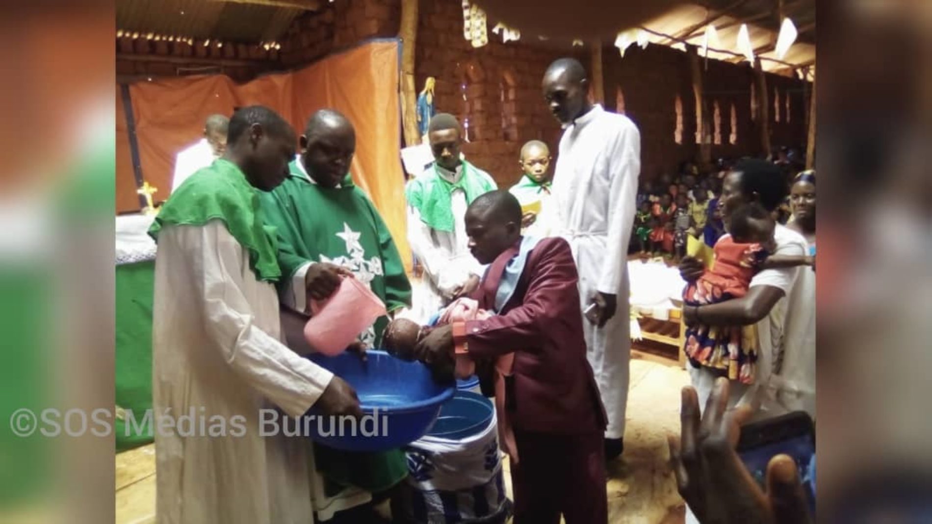 Mtendeli (Tanzanie) : des réfugiés burundais se font baptiser en masse par crainte avant d’être transférés à Nduta