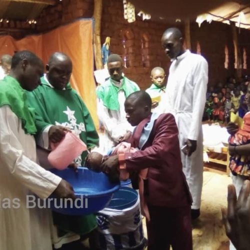 Mtendeli (Tanzanie) : des réfugiés burundais se font baptiser en masse par crainte avant d’être transférés à Nduta