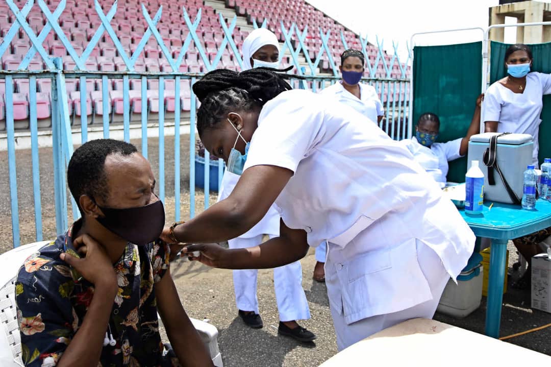 Un habitant tanzanien se fait vacciner, DR