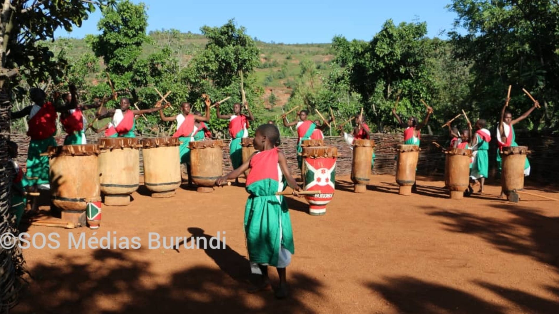Burundi : des tambourinaires en partance pour les Émirats Arabes Unis cloués au sol